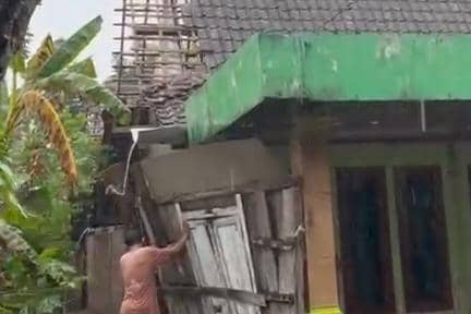 ngentot anyar pentil Beliung Terjang Ngawi, Puluhan Griya Rusak Parah