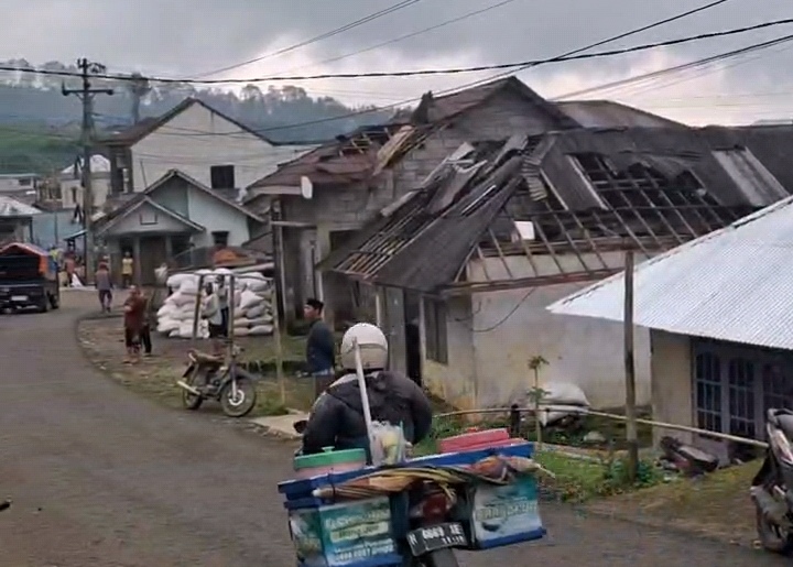 ngentot mutakhir pentil Beliung Terjang Wanayasa, Asbes Griya Penduduk Beterbangan