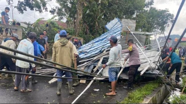 ngentot anyar Puluhan Griya di Rejang Lebong Rusak dikarenakan semilir pentil Beliung