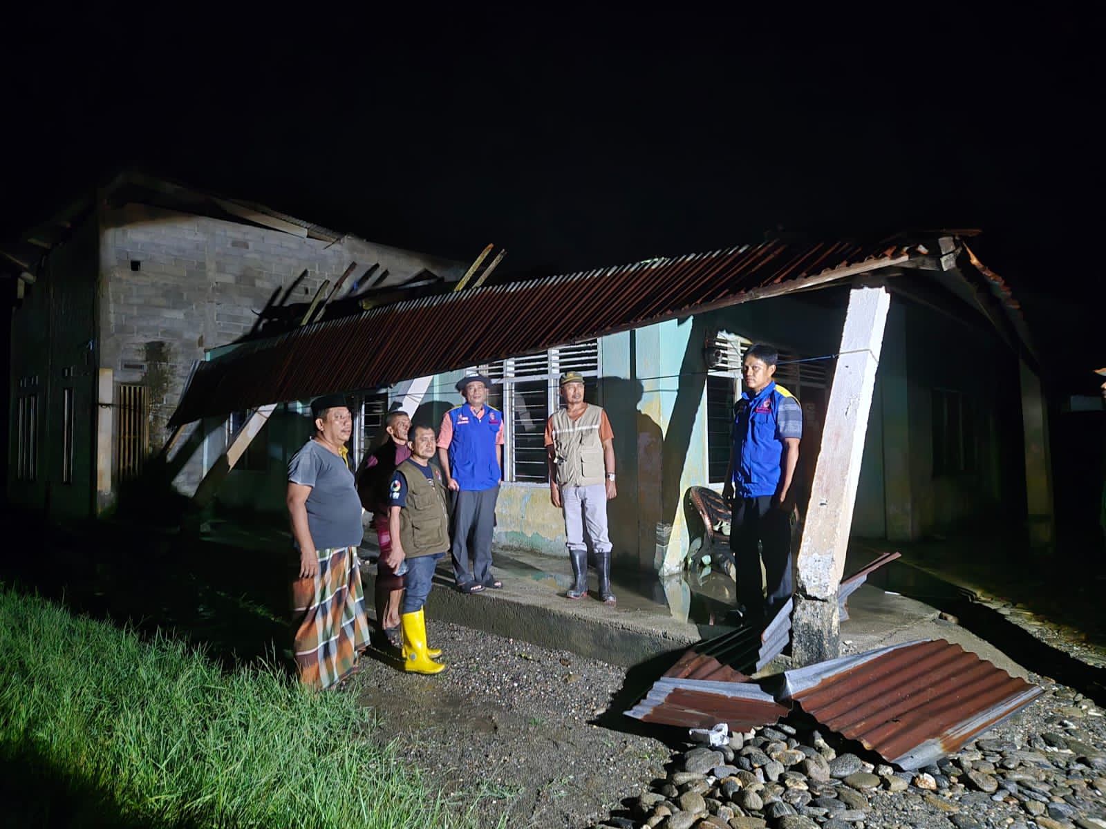 ngentot mutakhir hembusan pentil Beliung Melanda Desa Burau Pantai, Pemkab Lutim Beralih Sigap keterangan Korban – Warta Lutim