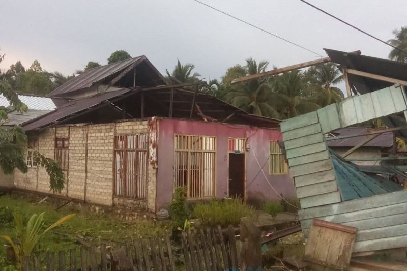 ngentot mutakhir Tiga Griya Penduduk rusak dikarenakan semilir pentil beliung di Banggai Kepulauan