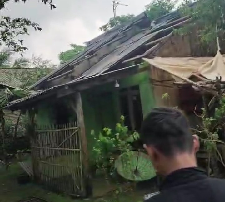 ngentot anyar Tujuh Griya di Sindangresmi Pandeglang Rusak dikarenakan pentil Beliung