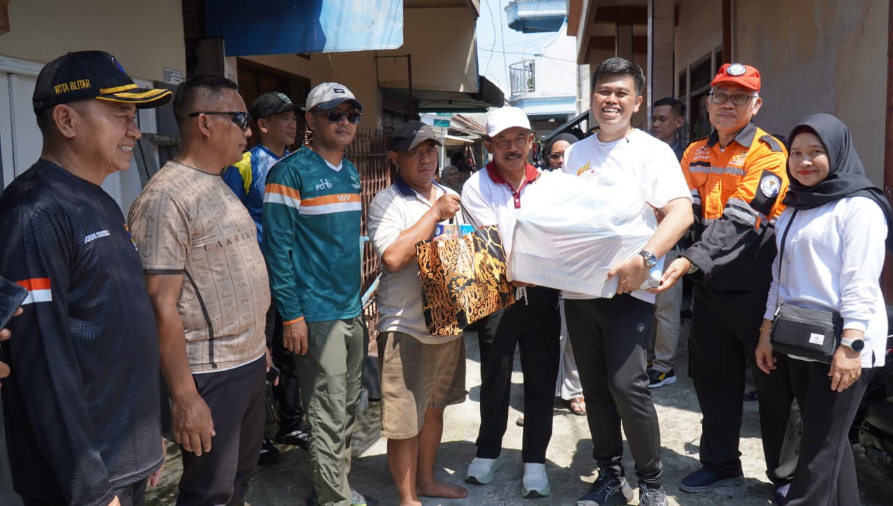 ngentot mutakhir Salurkan Donasi Langsung, Mas Wali Pastikan Kebutuhan Penduduk Terdampak pentil Beliung di Kecamatan Sukorejo Terpenuhi