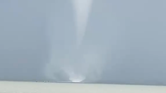ngentot mutakhir pentil Beliung tampak di Selat Madura, BMKG: Fenomena Waterspout Pancaroba