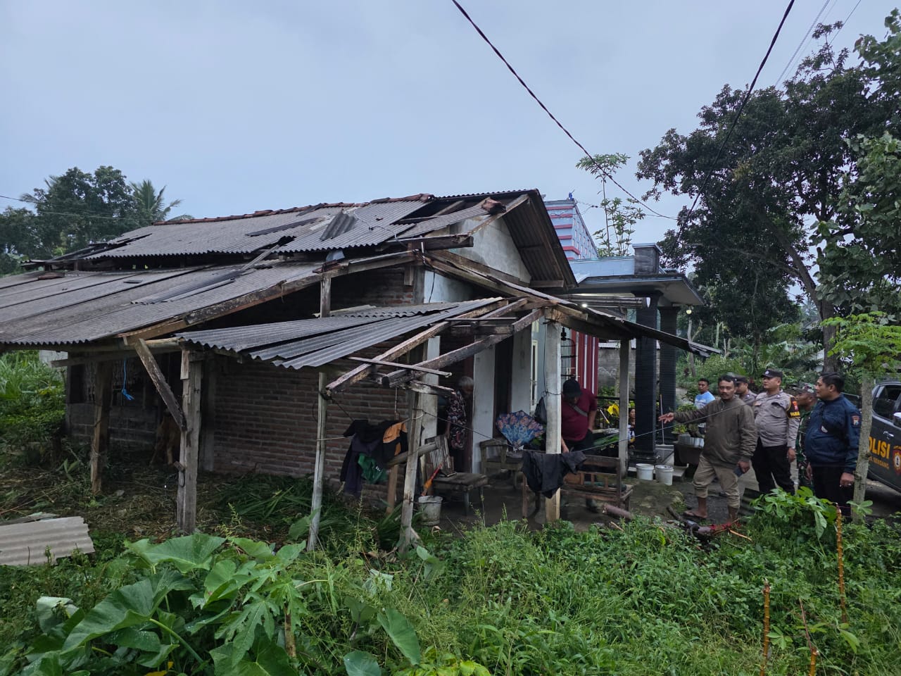 ngentot anyar Polsek Sendang Tanggap Musibah semilir pentil Beliung di Desa Geger
