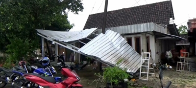 ngentot mutakhir Puluhan Griya di Desa Semen Ngawi Rusak Disapu hembusan pentil Beliung – Kanalindonesia.com