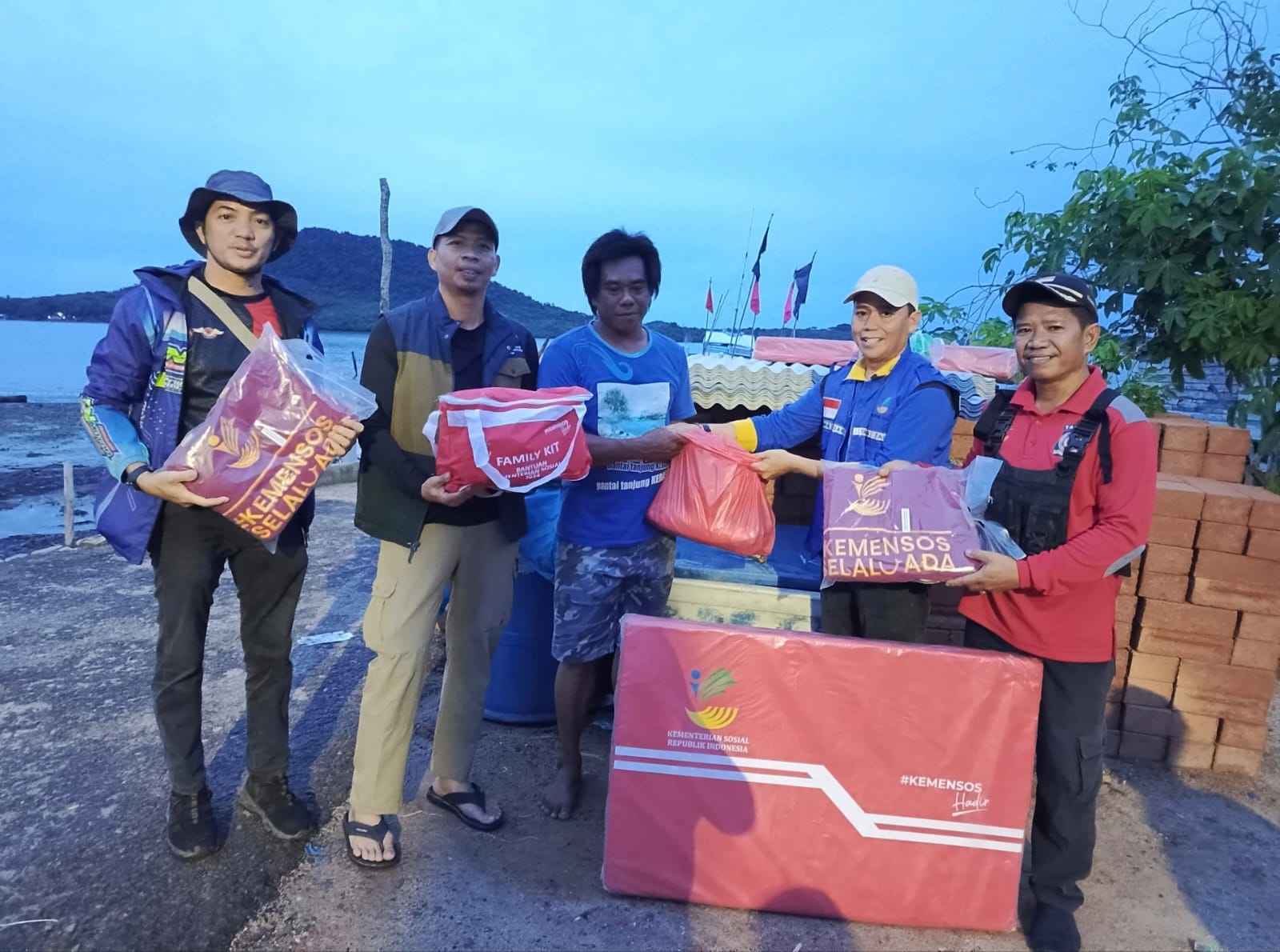 ngentot anyar tanggapan Sigap Bupati Riza, Korban pentil Beliung di Lepar mendapatkan Donasi