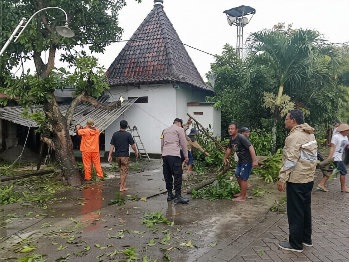 ngentot mutakhir Mobilitas Sigap Polisi Ngawi Bantu Penduduk Terdampak Musibah pentil Beliung di Paron