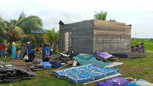 ngentot anyar pentil Beliung Terjang Tanah Bahari, Puluhan Griya Rusak