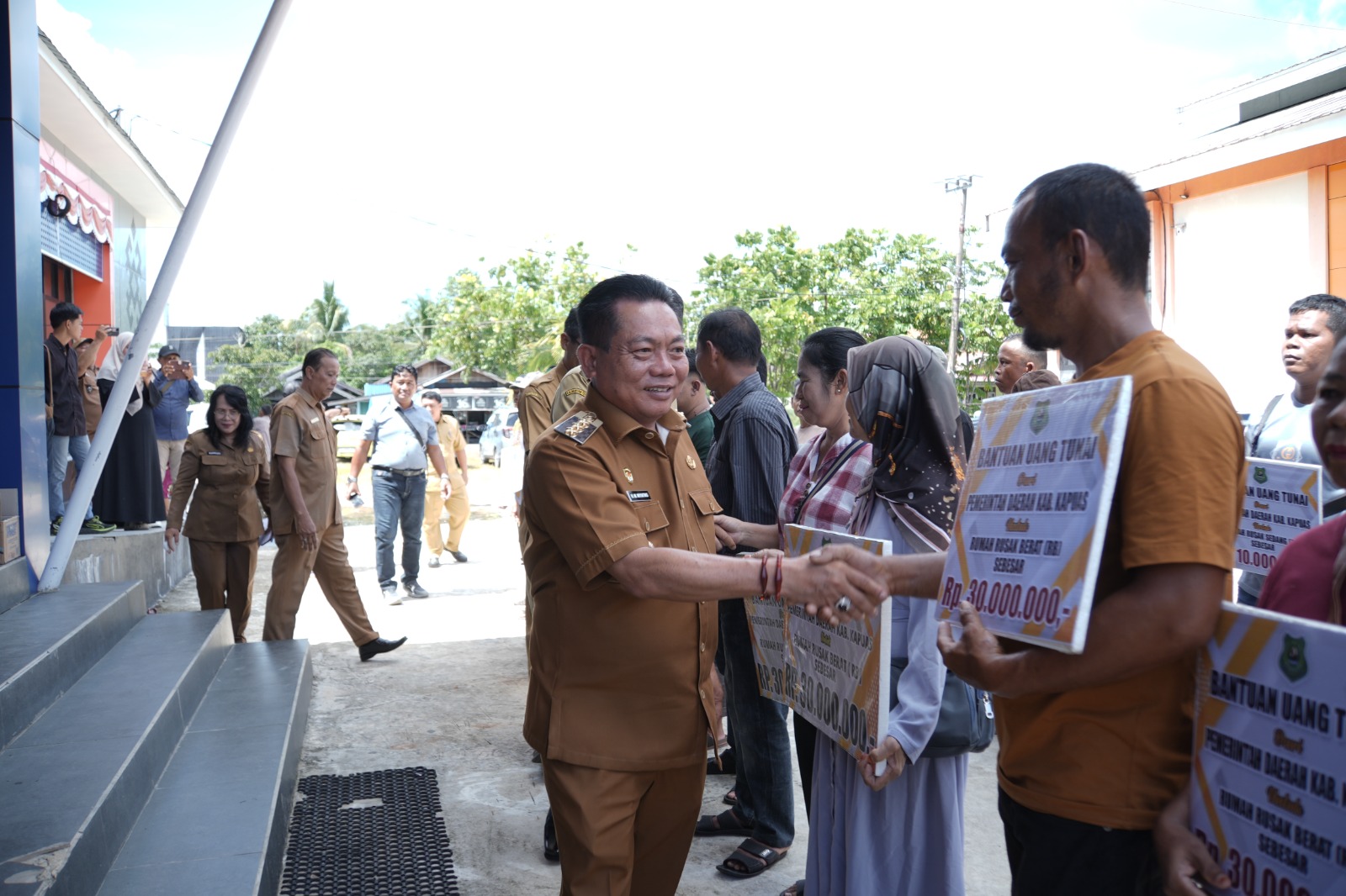 ngentot mutakhir Bupati Kapuas Serahkan Donasi ciptakan Korban Kebakaran dan pentil Beliung
