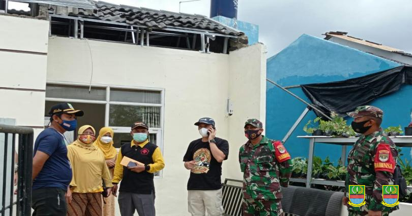 ngentot mutakhir pentil Beliung Terjang Puluhan Griya di Desa Tamansari