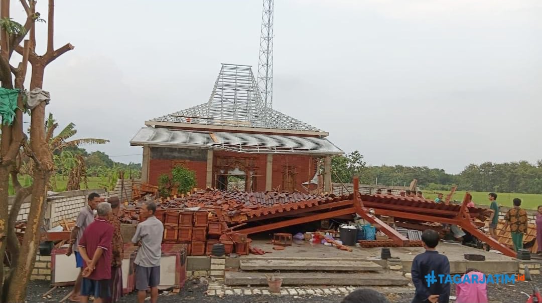 ngentot anyar hembusan pentil Beliung Robohkan Griya Penduduk di Sugio Lamongan