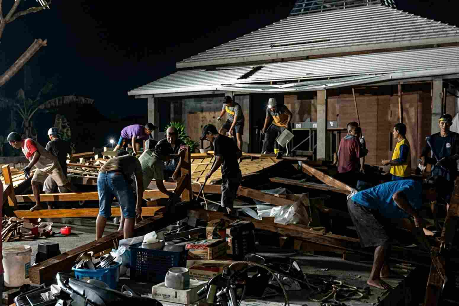 ngentot anyar Diterjang pentil Beliung, Griya Kades di Lamongan Roboh