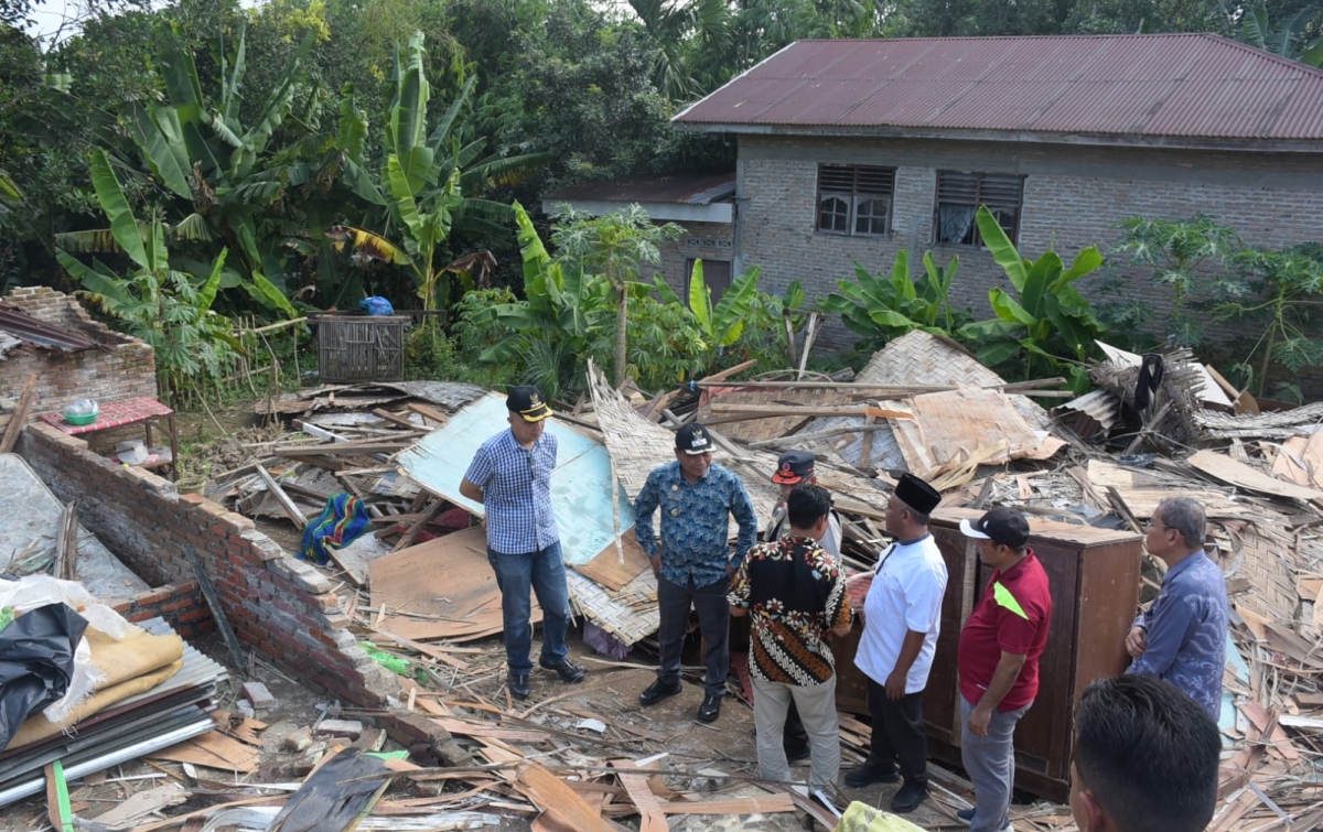 ngentot anyar Lom Lom Suwondo Tinjau dan Salurkan Donasi Korban pentil Beliung di Patumbak – Sumut