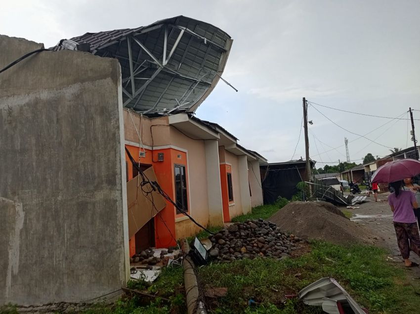 ngentot anyar pentil Beliung Rusak 10 Griya Penduduk di Namorambe, 3 Kecamatan Lain Ikut Terdampak