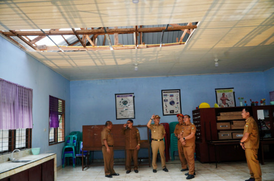 ngentot mutakhir Pj Bupati Kampar Hambali Tinjau Kondisi Bangunan dan Berikan Donasi ciptakan Penduduk Terdampak hembusan pentil Beliung di Desa Petapahan Kecamatan Tapung