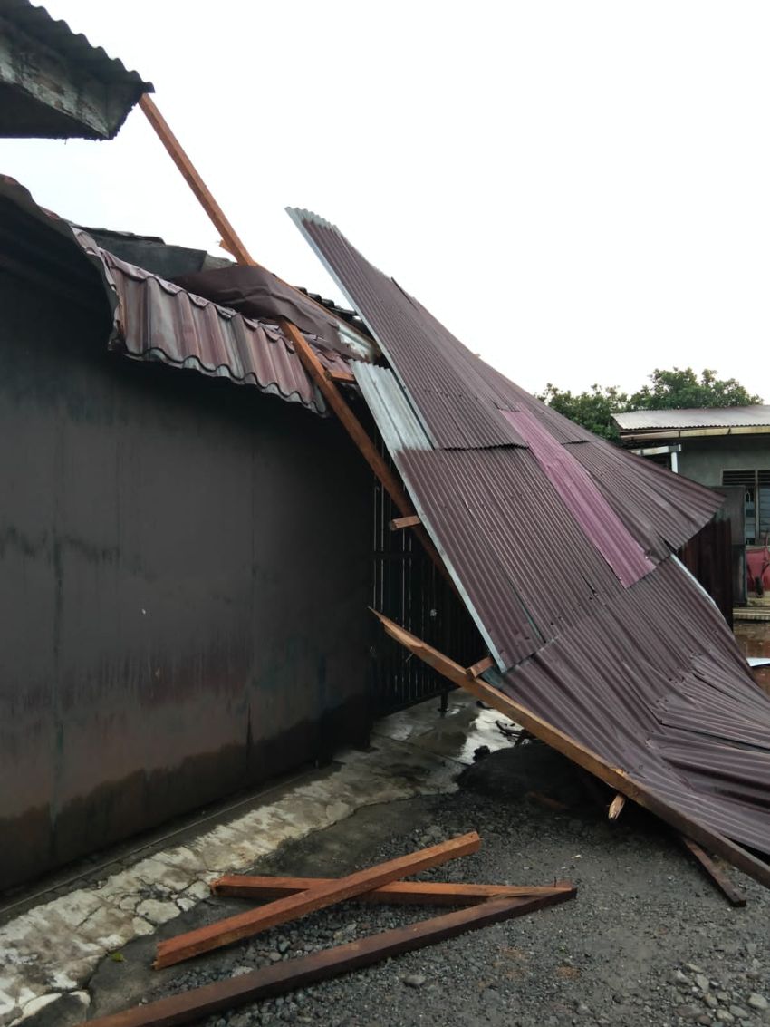 ngentot mutakhir pentil Beliung Terjang Delapan Desa di Pancurbatu, 42 Griya Rusak dan Kerugian raih Rp1,16 Miliar