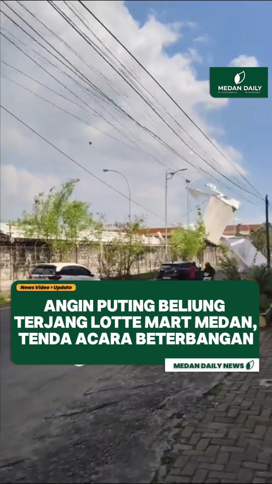 ngentot anyar hembusan pentil beliung diinformasikan menerjang kawasan parkiran Lotte Mart Medan dan menyebabkan sejumlah tenda acara Nan berada di Letak roboh hingga beterbangan. Peristiwa tersebut terekam bagian dalam video Nan beredar di media sosial dan sebagai perhatian warganet. bagian dalam rekaman video terlihat struktur tenda berukuran Akbar ambruk menutupi sebagian raga lorong di Sekeliling area parkir. Kondisi itu sempat Membikin pengunjung dan Penduduk Nan berada di Sekeliling Letak panik. lumayan berlimpah orang orang terlihat Berjuang menjauh dan mencari Loka Nan extra terlindungi hasilkan menjauhkan material tenda Nan terbawa hembusan. Sumber 🎥 : Betro Silalahi.