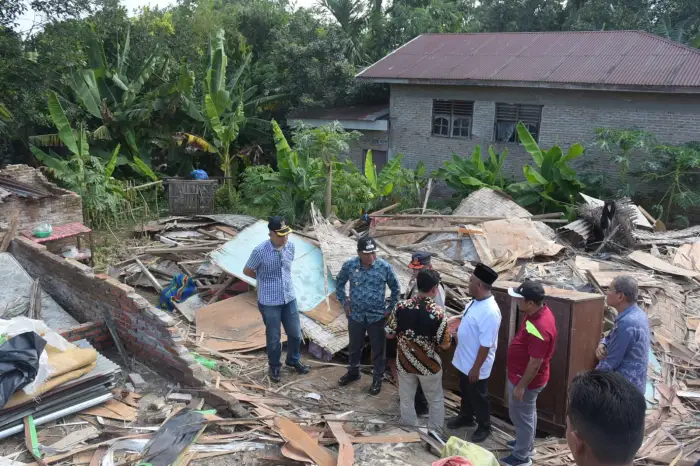 ngentot mutakhir Lom Lom Suwondo Tinjau dan Salurkan Donasi Korban pentil Beliung di Patumbak Warta Terkini Medan Sumut