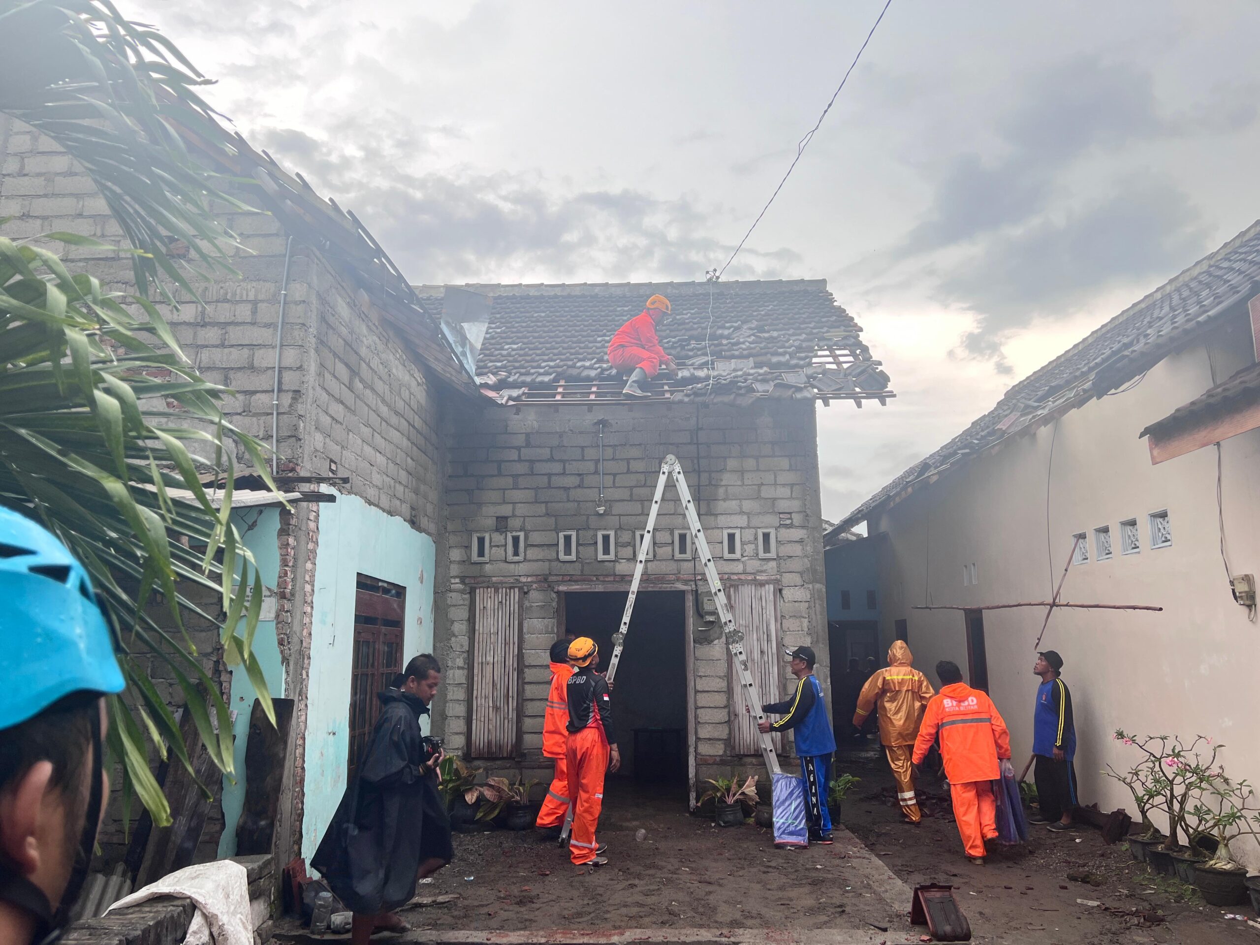 ngentot mutakhir Pemkot Blitar Beralih Sigap Tangani efek semilir pentil Beliung di Kecamatan Sukorejo, Libatkan Tagana dan Masyarakat
