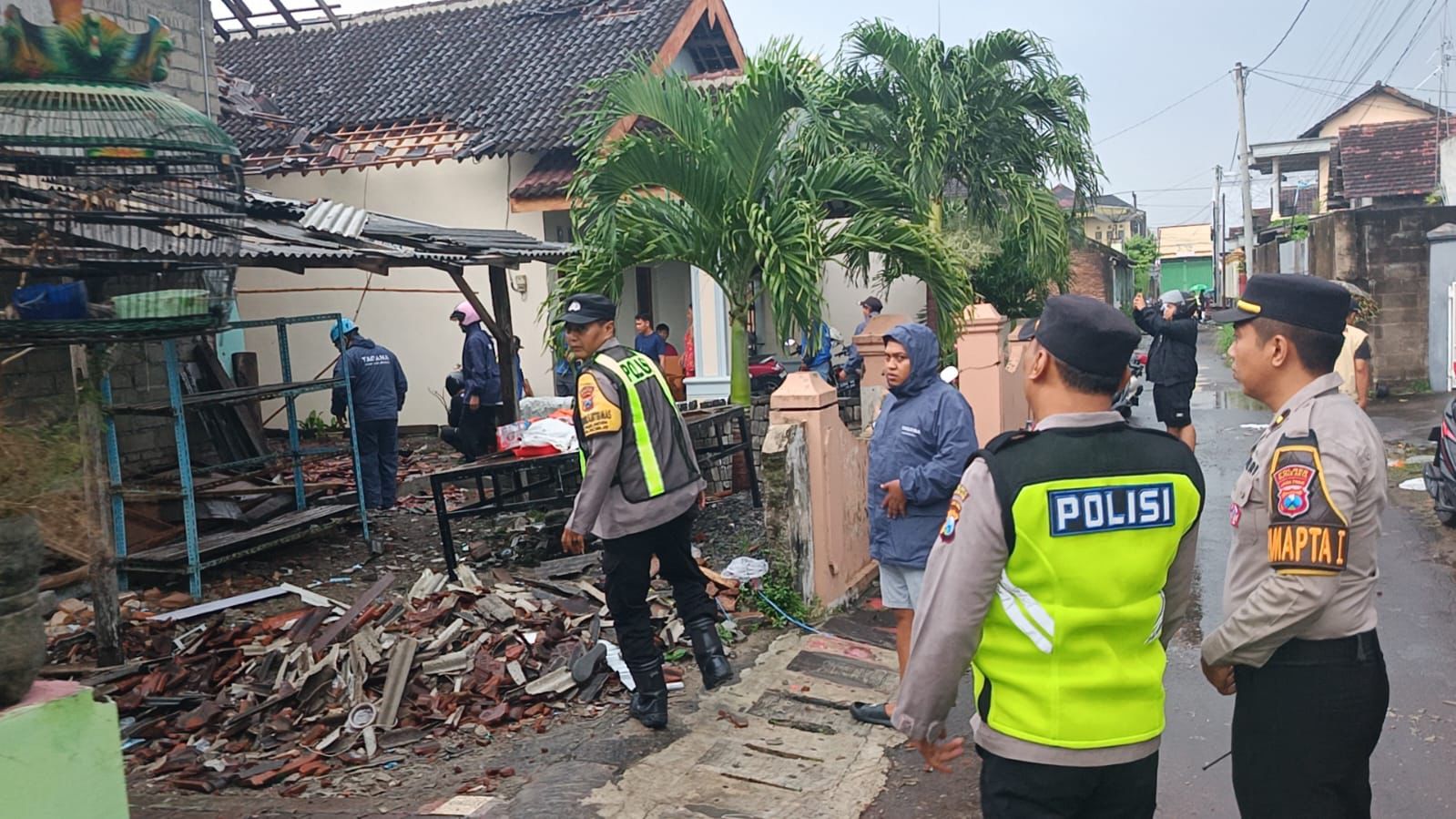 ngentot mutakhir semilir pentil Beliung Terjang Sukorejo Kota Blitar, Puluhan Griya Penduduk Rusak Parah
