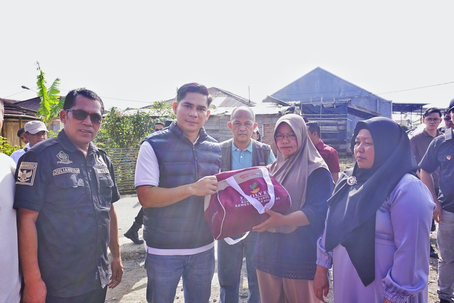 ngentot mutakhir Plt Bupati Hendri Dan Ketua DPRD Rejang Lebong Tinjau Langsung Korban pentil Beliung Di Sumber Urip