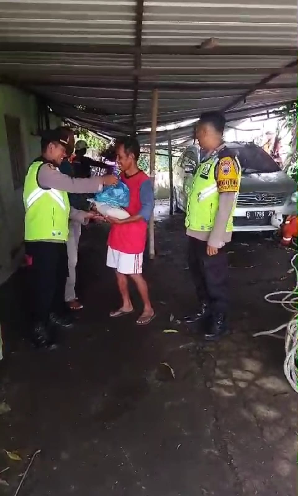ngentot mutakhir Polsek Delanggu Salurkan Donasi Sembako ciptakan Penduduk Terdampak pentil Beliung