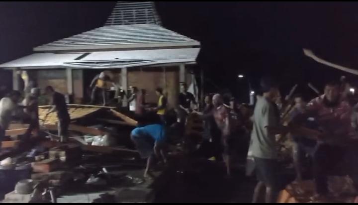 ngentot mutakhir pentil Beliung Hajar Lamongan! Griya Joglo Rata berdua Tanah, Polisi dan Penduduk berkurang Tangan Pengungsian Korban