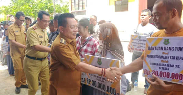 ngentot mutakhir Pemkab Kapuas Salurkan Donasi hasilkan Korban Kebakaran dan pentil Beliung, 31 Griya Terdampak
