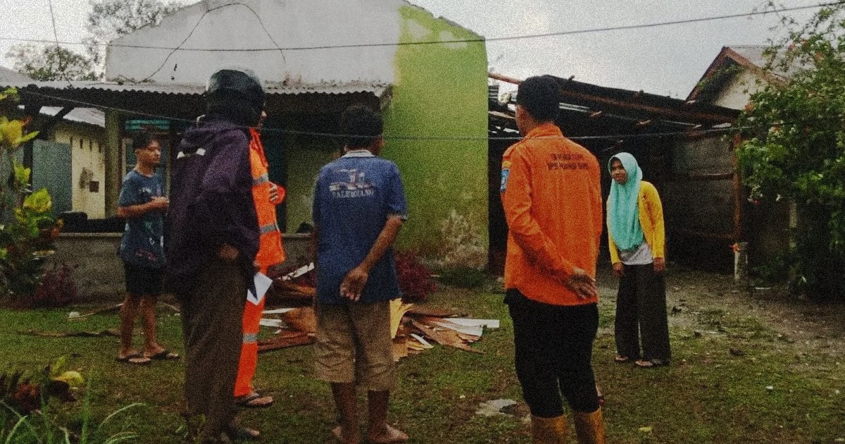 ngentot mutakhir gerimis Deras Disertai hembusan pentil Beliung Terjang Kraton Pasuruan, Griya Penduduk Rusak Parah