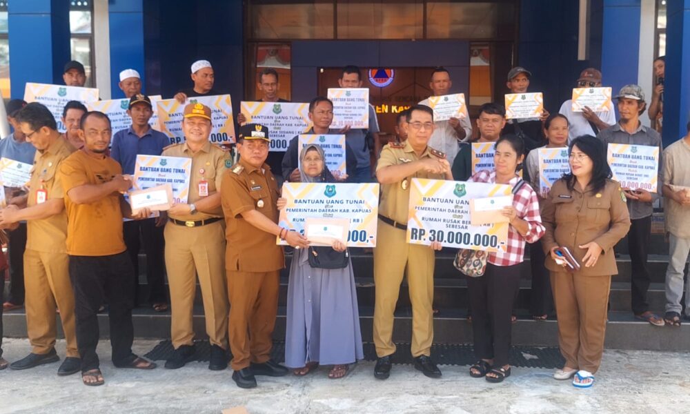 ngentot anyar Korban Kebakaran dan pentil Beliung di Kapuas dapat Donasi Duit Kontan