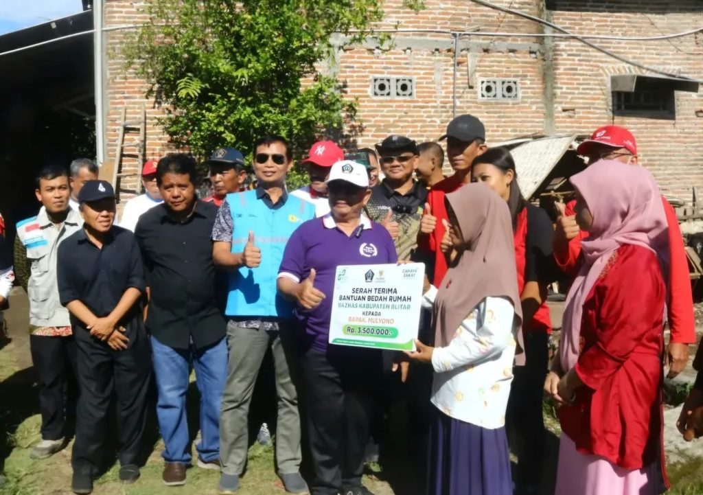 ngentot mutakhir Pemkab Blitar Serahkan 102 Donasi Pasca Musibah pentil Beliung