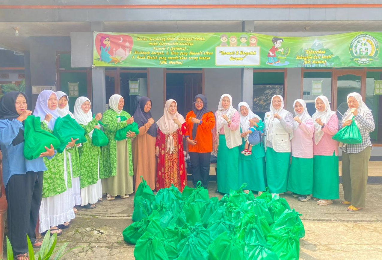 ngentot anyar Fatayat Kab Bandung Salurkan Puluhan bundel Sembako ciptakan Korban pentil Beliung Cimenyan