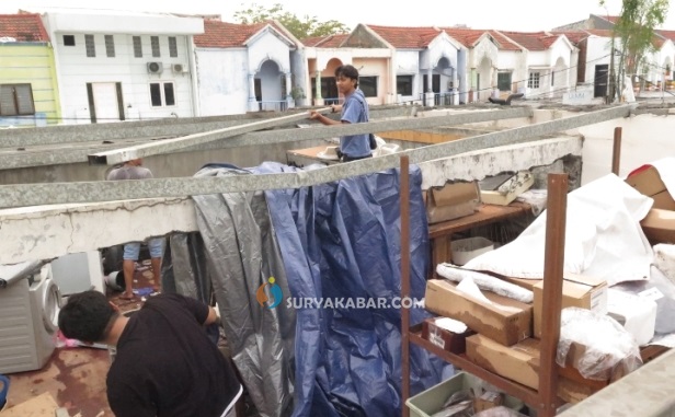 ngentot anyar Asbes Ruko Elektronik di Sidoarjo Terbang Diterjang pentil Beliung, Pengunjung Kuliner Panik Berhamburan