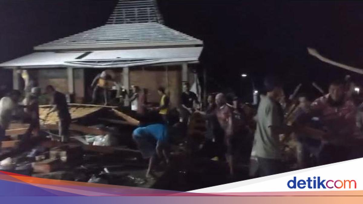 ngentot mutakhir Diterjang pentil Beliung, Griya Penduduk di Sugio Lamongan Rata berdua Tanah