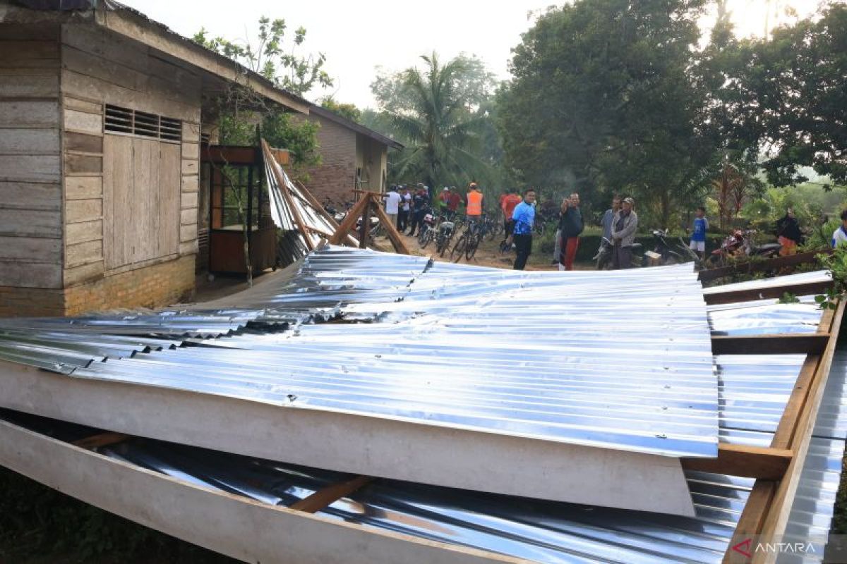 ngentot mutakhir 36 Griya rusak diterjang hembusan pentil beliung di Sergai, Bupati tinjau dan salurkan Donasi