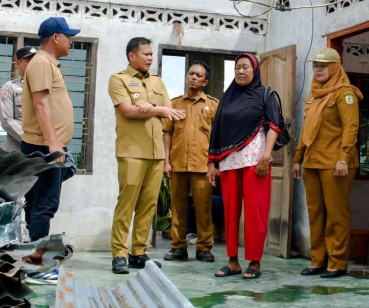 ngentot anyar Wabup Adlin Tambunan Salurkan Donasi Korban pentil Beliung di Perbaungan