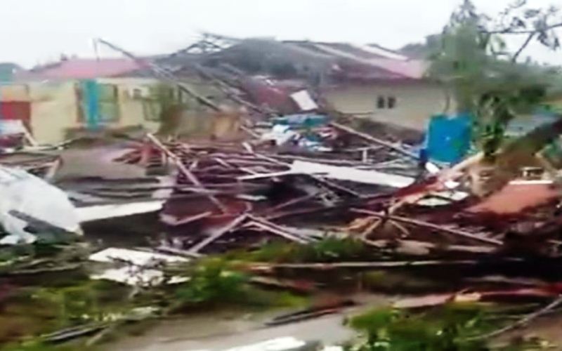 ngentot mutakhir pentil Beliung Disertai gerimis Menerjang Desa Api-api, Sejumlah Bangunan Rusak