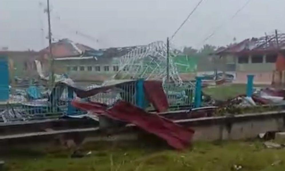 ngentot mutakhir Kesaksian Mencekam Kepsek SMPN 1 Bandar Laksamana ketika pentil Beliung Hancurkan Sekolah