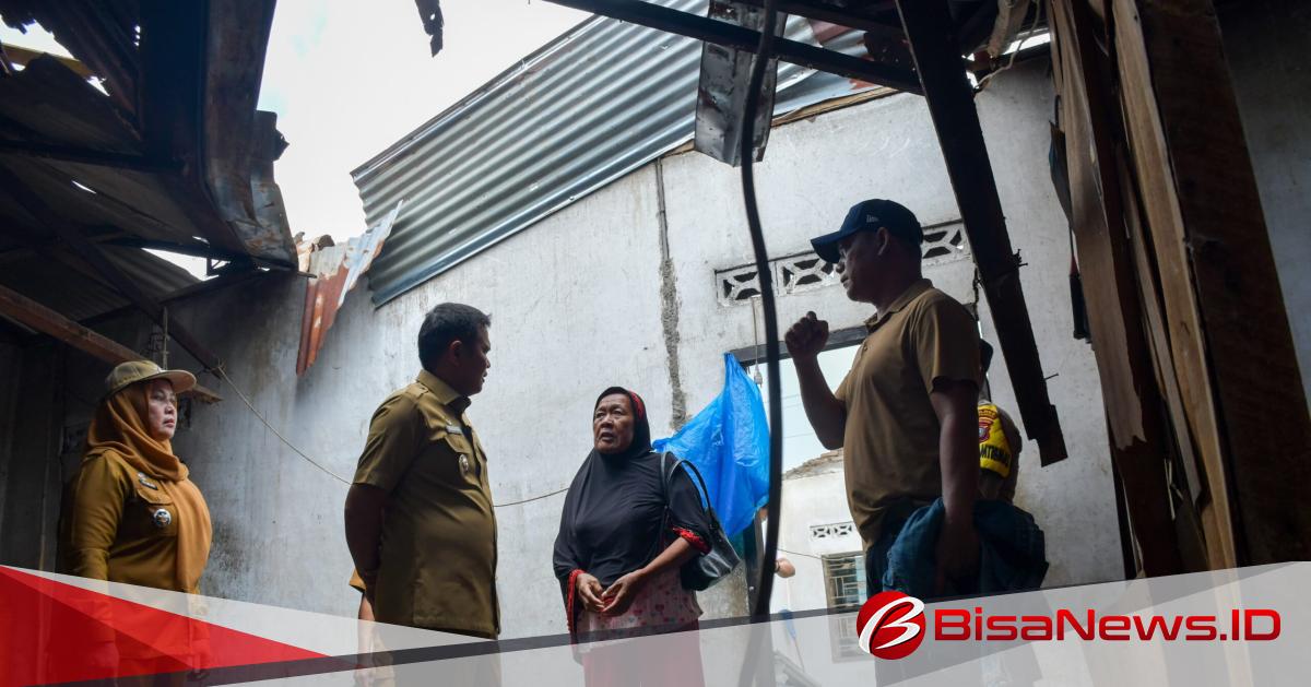 ngentot mutakhir Wabup Adlin Tambunan Serahkan Donasi Kepada Korban pentil Beliung Di Perbaungan