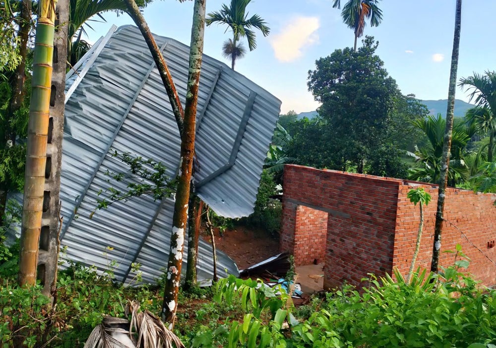 ngentot anyar hembusan pentil beliung menyebabkan kerusakan parah di Son Linh, kelebihan dari 70 Griya kehilangan atapnya.