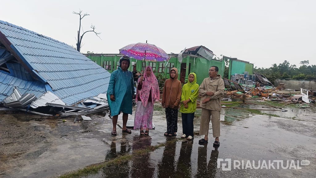 ngentot anyar pentil Beliung Terjang Bengkalis, SMPN 1 Bandar Laksamana Rusak Parah