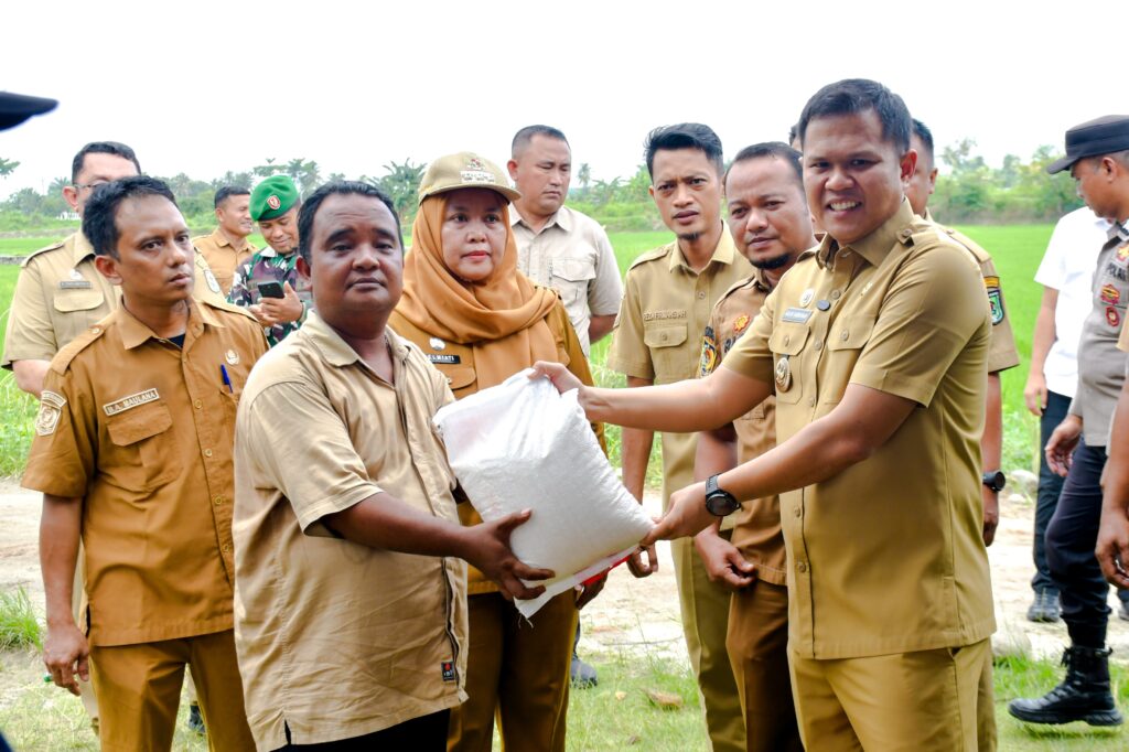 ngentot anyar Korban Musibah hembusan pentil Beliung raih Donasi Langsung dari Wakil Bupati Sergai Adlin Tambunan