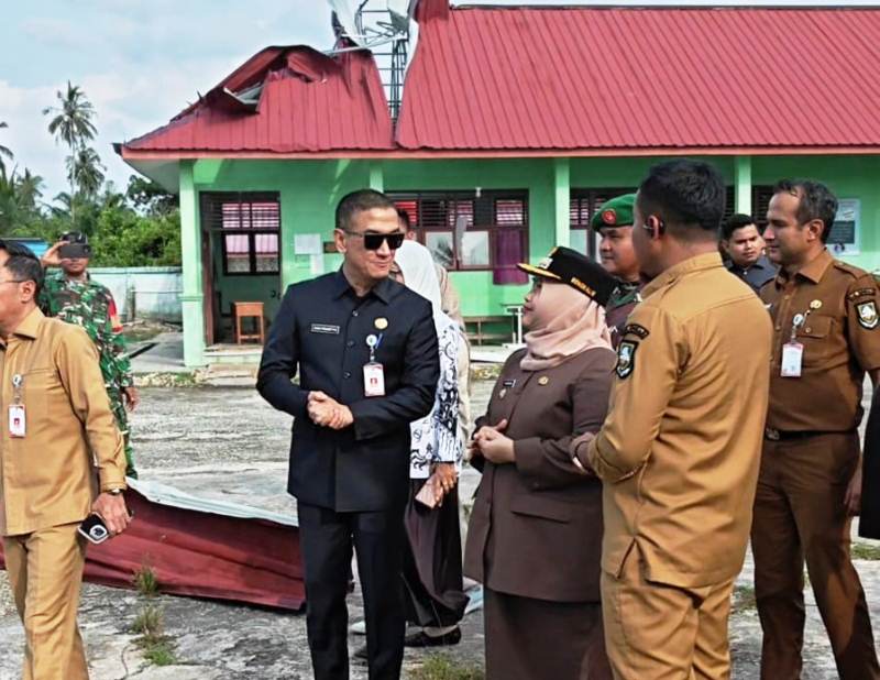 ngentot anyar Sekolah Dihantam pentil Beliung, Siswa SMPN 1 Bandar Laksamana Menumpang Ujian di SDN