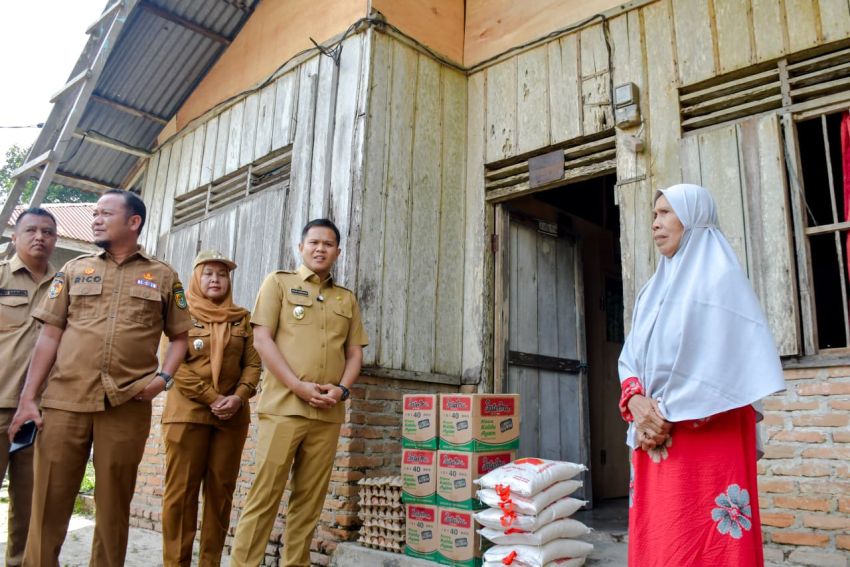 ngentot anyar Wabup Sergai Serahkan Donasi ke Korban hembusan pentil Beliung di Perbaungan