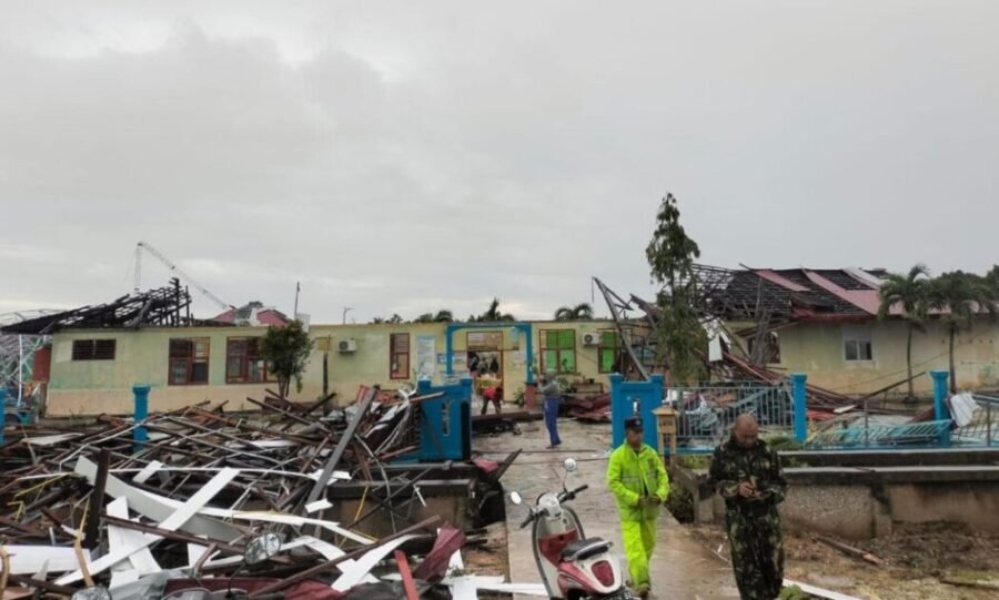 ngentot mutakhir hembusan pentil Beliung Hajar Sekolah di Api-Api, Penduduk Gotong Royong Bersihkan Puing