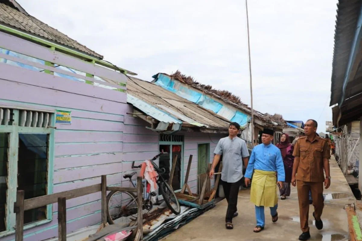 ngentot mutakhir Musibah pentil Beliung di Bakung Serumpun, Bupati Nizar Serahkan Donasi sebar Korban Terdampak – Kutipan