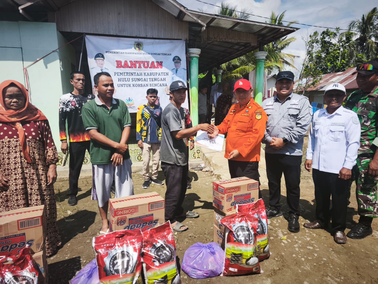 ngentot anyar Bupati HST Serahkan Donasi kepada Korban semilir pentil Beliung di Ayuang, Bakapas dan Tembok Bahalang – Barito Raya artikel