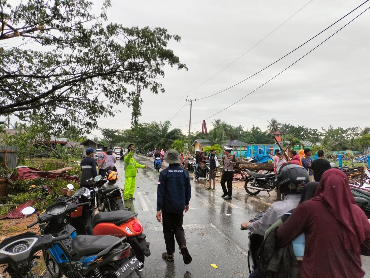 ngentot anyar Polres Bengkalis Kawal Penanganan Musibah pentil Beliung di Desa Api-Api
