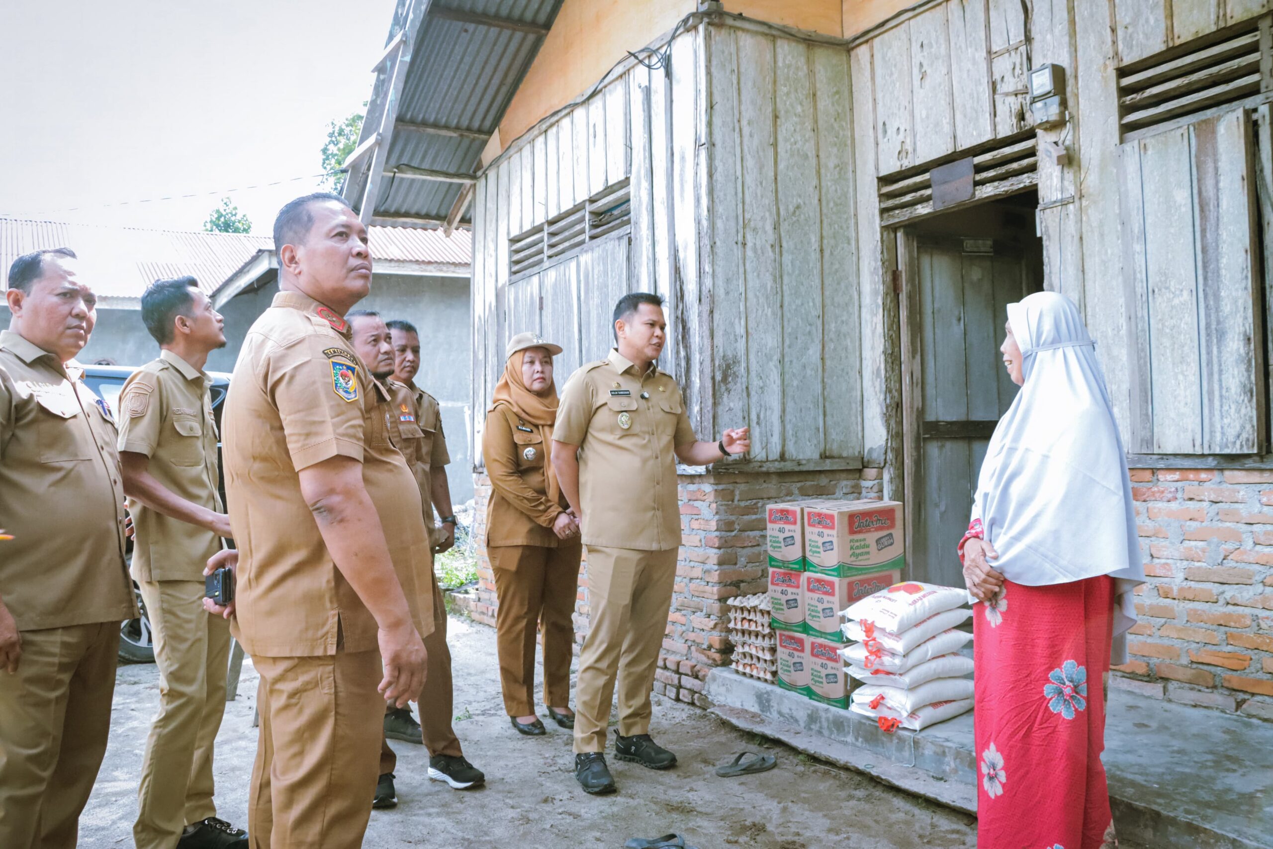 ngentot anyar Respons Kerusakan 20 Griya dikarenakan pentil Beliung di Perbaungan, Wabup Sergai berkurang Langsung Pasok Donasi – KabarMedan.com